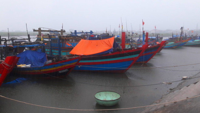 Tàu thuyền neo đậu tại cảng Cửa Sót thuộc xã Thạch Kim, huyện Lộc Hà, Hà Tĩnh - Ảnh VĂN ĐỊNH