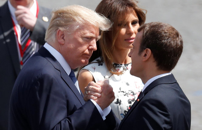 Tổng thống Mỹ Donald Trump (trái) bắt tay với người đồng cấp Pháp Emmanuel Macron trong lễ duyệt binh mừng quốc khánh Pháp hôm 14-7 - Ảnh: Reuters