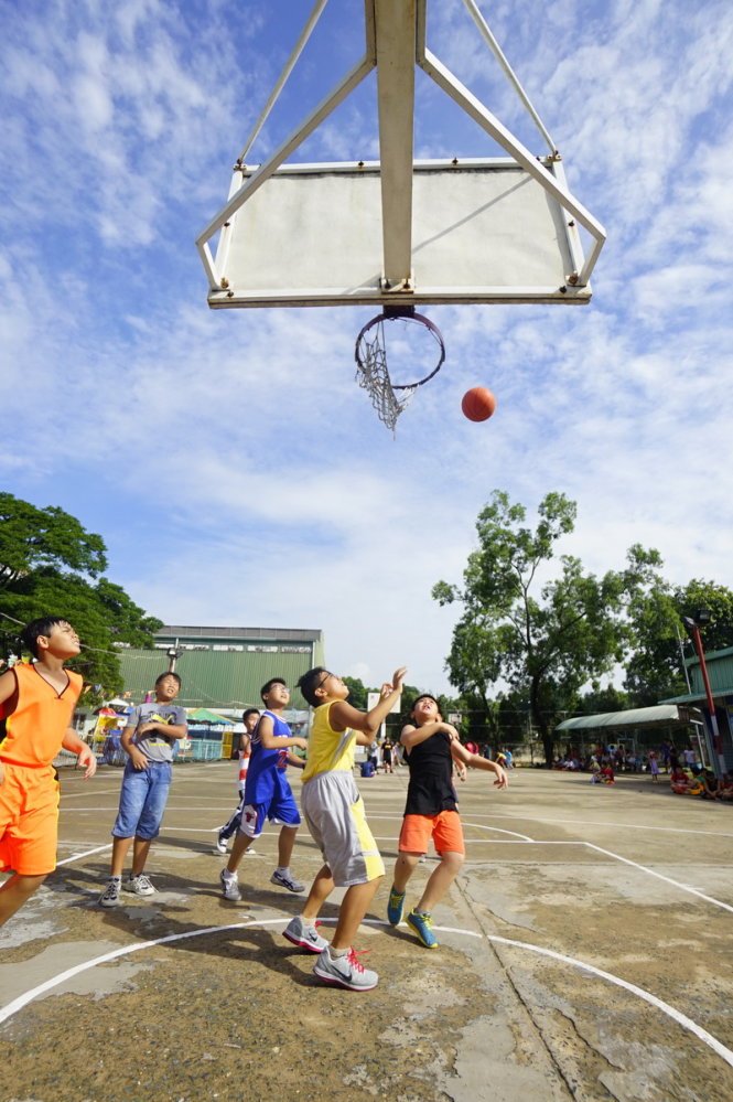 Chơi bóng rổ tại một sân tập gần công viên Gia Đinh (TP.HCM) - Ảnh: QUANG ĐỊNH