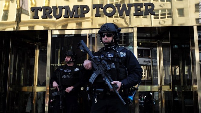 Cảnh sát đặc nhiệm New York bảo vệ bên ngoài tòa nhà Trump Tower sau khi ông Donald Trump đắc cử tổng thống tháng 11-2016 - Ảnh: Reuters