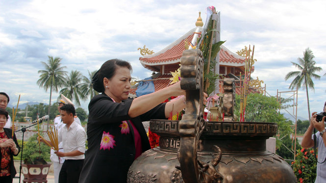 Bà Nguyễn Thị Kim Ngân viếng hương các anh hùng liệt sĩ tại nghĩa trang liệt sĩ thị xã Điện Bàn - Ảnh: LÊ TRUNG
