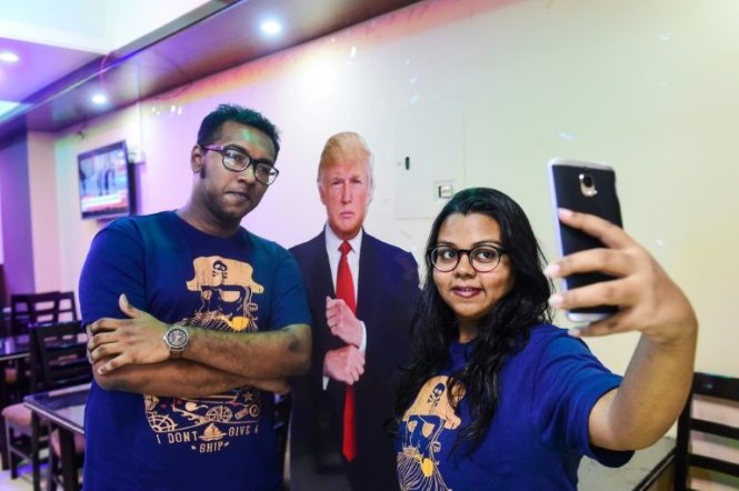 Khách tại quán cà phê Donald Trump ở Bangladesh chụp ảnh cùng bức chân dung Tổng thống Mỹ Donald Trump - Ảnh: AFP