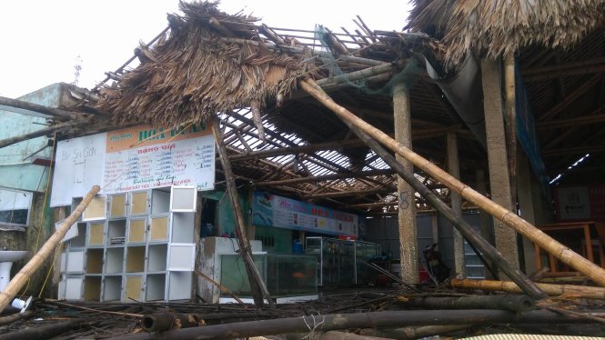 Một số nhà hàng mái lá ở bờ biển Lộc Hà bị bão số làm tốc mái - Ảnh: Văn Định