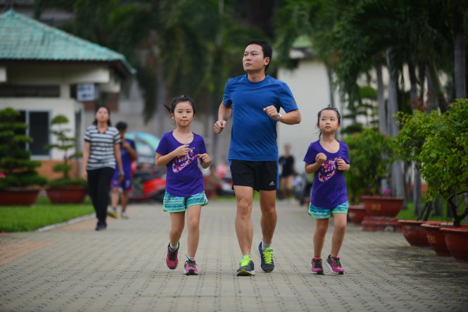 Ba cha con anh Đỗ Quang chạy bộ hàng ngày tại công viên Gia Định - Ảnh: QUANG ĐỊNH