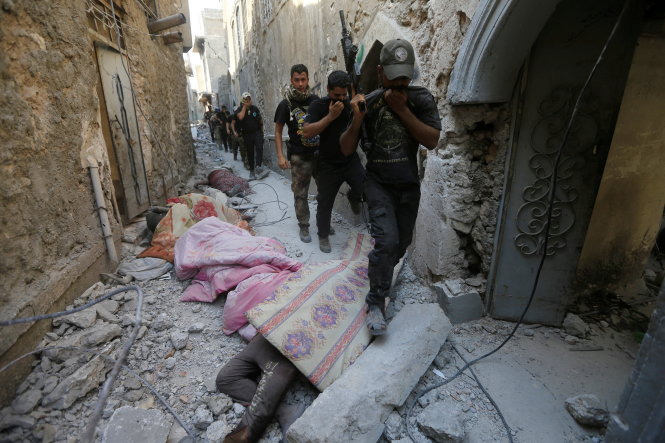Xác chết quân thánh chiến nằm ngổn ngang trên đường phố Mosul - Ảnh: Alaa Al Marjani/Reuters