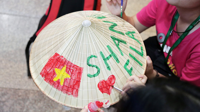 Ngày 15-7, từ rất sớm người hâm mộ đã có mặt tại sân bay Tân Sơn Nhất, TP.HCM chuẩn bị biểu ngữ, băng rôn, quà tặng để đón chào thần tượng Shane Filan.