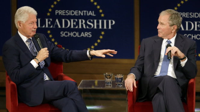 Cựu tổng thống Mỹ Bill Clinton (trái) và người kế nhiệm George W. Bush trò chuyện tại buổi lễ ngày 13-7 - Ảnh chụp màn hình NPR