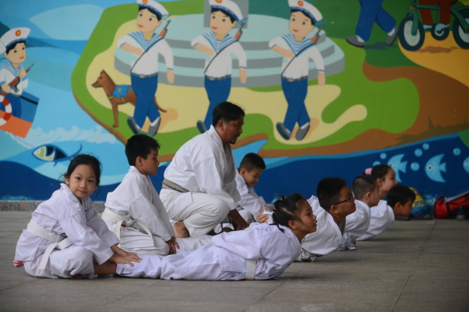 Các em nhỏ học võ karatedo tại Nhà thiếu nhi TP.HCM - Ảnh: QUANG ĐỊNH