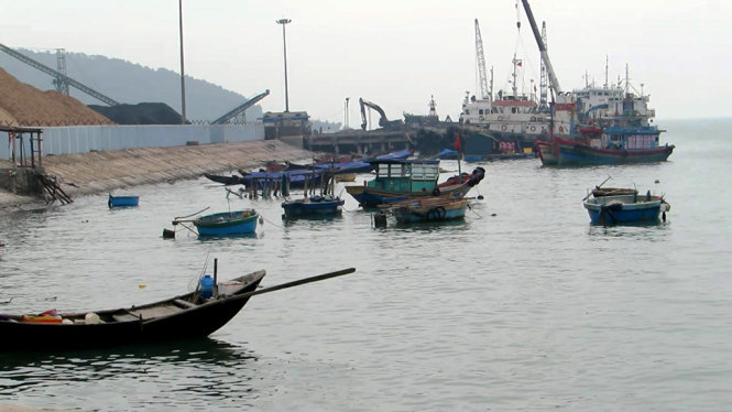 Khu vực cảng La, thuộc xã Quảng Đông nơi nhiều tàu thuyền neo đậu tránh bão bị đánh chìm rạng sáng 17-7 - Ảnh: QUỐC NAM