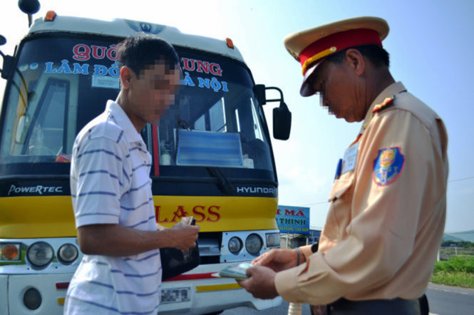 Cảnh sát giao thông kiểm tra giấy tờ xe của người tham gia giao thông trên quốc lộ 1 - Ảnh: Duy Thanh
