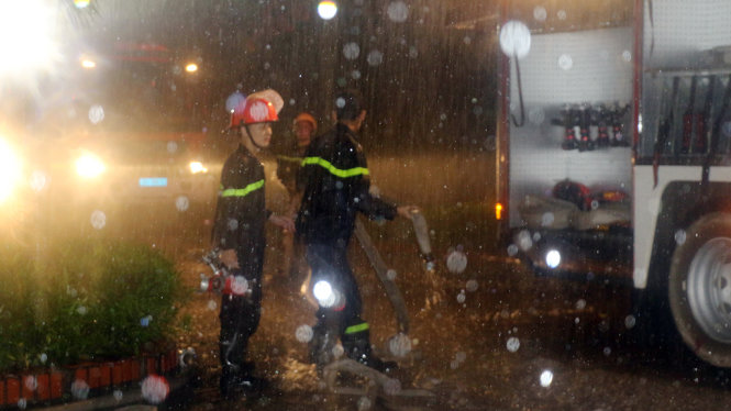 Cảnh sát PCCC tỉnh Thanh Hóa triển khai phương tiện, chỉ đạo tại hiện trường chữa cháy, giải cứu 7 người mắc kẹt tại tòa nhà Viettel lúc rạng sáng 17-7 - Ảnh Cảnh sát PCCC Thanh Hóa cung cấp