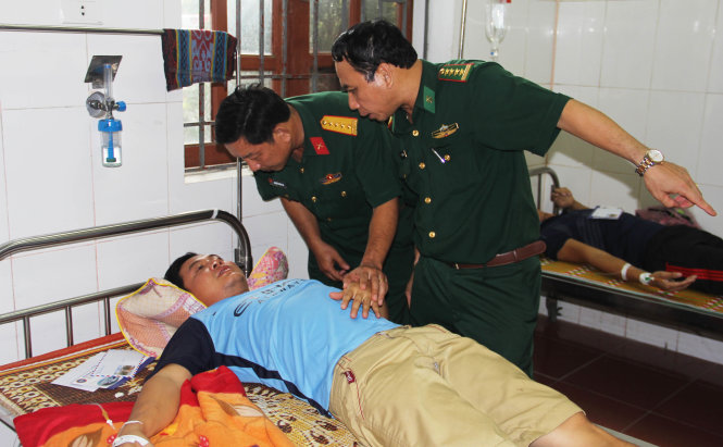 Thuyền trưởng Phạm Văn Hải đang được chăm sóc tại Bệnh viện Đa khoa thị xã Cửa Lò - Ảnh: DOÃN HÒA