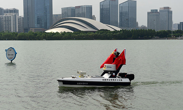 Tàu cứu hộ không người lái tuần tra trên hồ Tian ở Hợp Phì, An Huy - Ảnh: China Daily