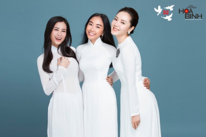 Đông Nhi - Đoan Trang - Phương Linh xinh tươi trong tà áo dài trắng của Câu chuyện hòa bình