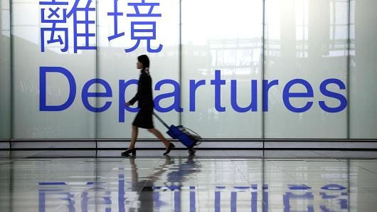 Ở cổng ra máy bay tại một phi trường của Trung Quốc - Ảnh: AFP