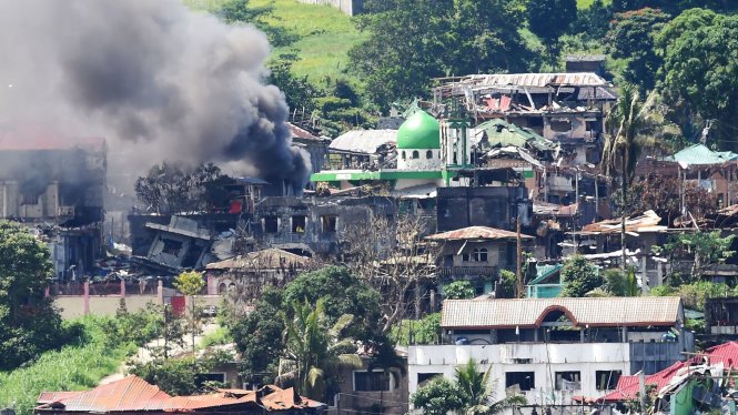 Khói lửa vẫn còn ở thành phố Marawi - Ảnh: AFP