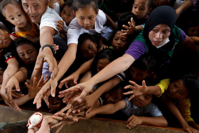 Người dân Marawi ở trại tị nạn chen nhau xin kem lạnh vào ngày 5-7 - Ảnh: Reuters
