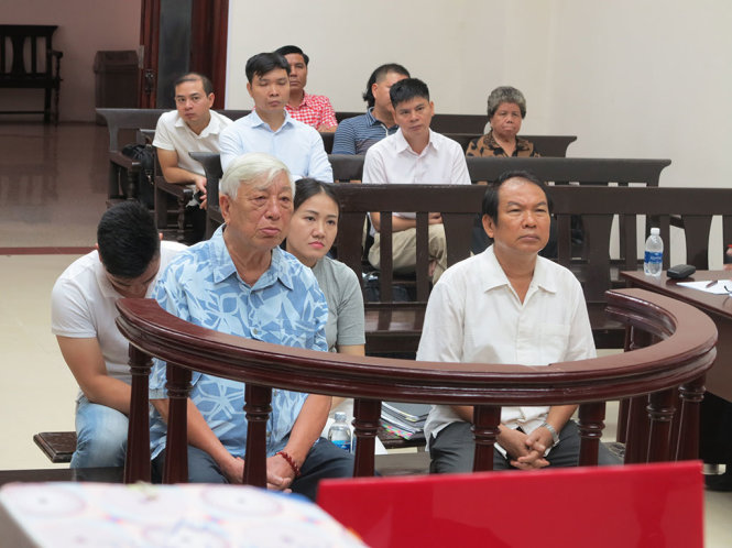 Bị cáo Thái Lương Trí (bìa trái) tại phiên tòa phúc thẩm - Ảnh: T. T.