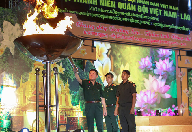 Màn rước đuốc đặc biệt tại chương trình dạ hội thanh niên Việt - Lào - Ảnh: BẢO ANH