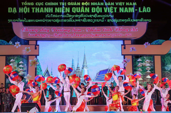 Các tiết mục múa tập thể, múa dân gian hai nước Việt - Lào thể hiện mối quan hệ hữu nghị đặc biệt, bền chặt và keo sơn của hai nước - Ảnh: BẢO ANH