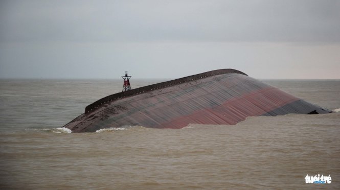 Cận cảnh chiếc tàu VTB 26 bị chìm - Ảnh: DOÃN HÒA