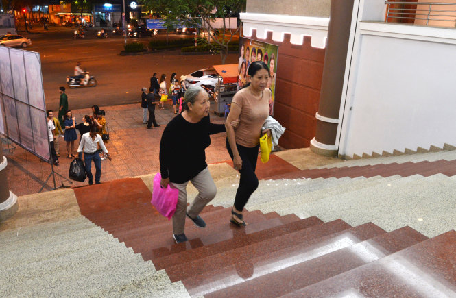 Bậc tam cấp của Nhà hát Trần Hữu Trang (Q.1, TP.HCM) có độ dốc cao, khiến người già di chuyển khó khăn - Ảnh: DUYÊN PHAN