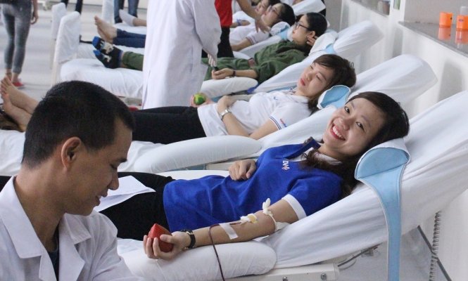 Nụ cười rạng rỡ của tình nguyện viên khi cho đi những giọt máu hồng - Ảnh: XUÂN ĐÀO