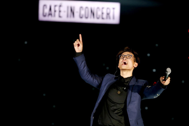 Ca sĩ Hà Anh Tuấn trong live show riêng của anh mang tên Cafe in concert năm 2016 - Ảnh: Gia Tiến