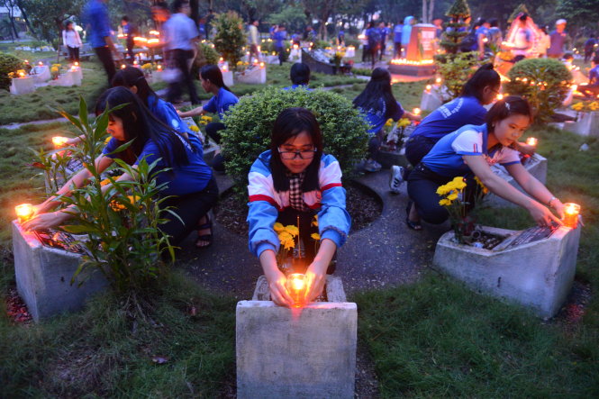 Lễ thắp nến tri ân đã trở thành hoạt động truyền thống của tuổi trẻ TP.HCM cùng cả nước vào dịp kỷ niệm Ngày thương binh liệt sĩ 27-7 nhiều năm qua - Ảnh: QUANG ĐỊNH