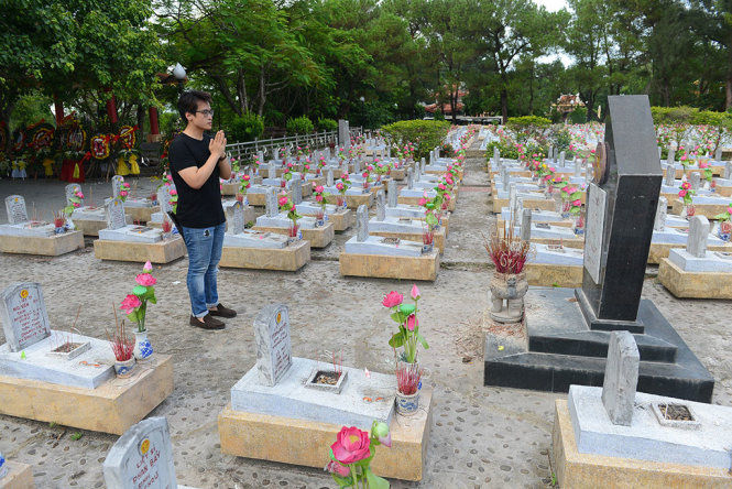 Ca sĩ Hà Anh Tuấn viếng nghĩa trang liệt sĩ Trường Sơn - Ảnh: QUANG ĐỊNH