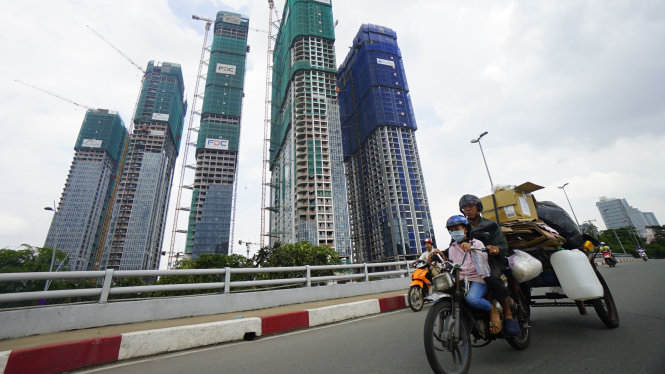 Một dự án bất động sản đang được xây dựng dọc bờ sông Sài Gòn, TP.HCM - Ảnh: QUANG ĐỊNH - Đồ họa: TẤN ĐẠT