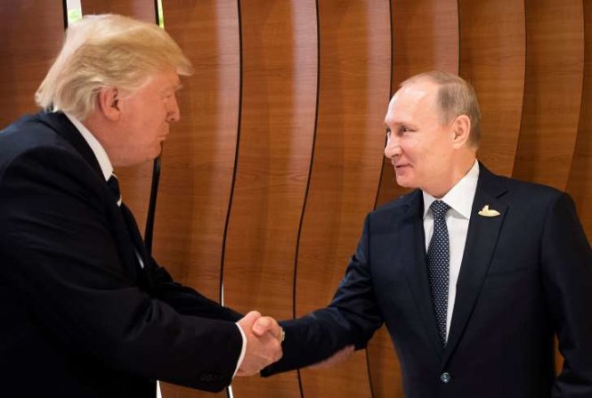 Hai nhà lãnh đạo Nga (phải) và Mỹ gặp nhau tại G20 - Ảnh: Reuters