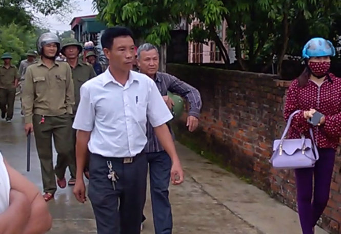 Ông Ngô Mạnh Hùng (áo trắng, đi đầu), phó chủ tịch UBND xã An Vũ dẫn đầu đoàn 
