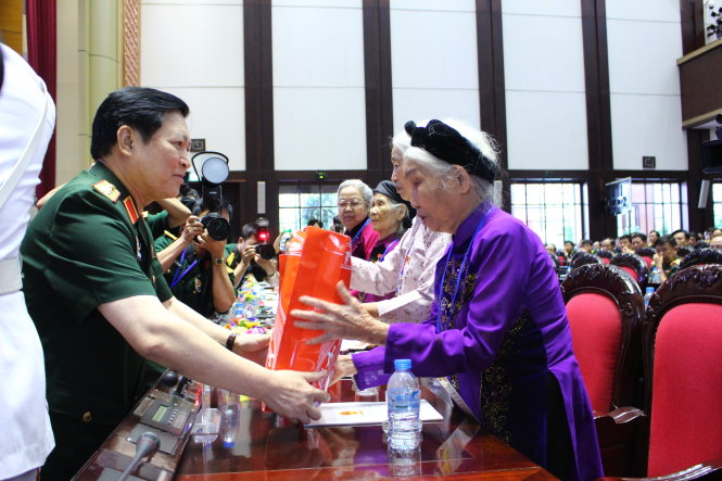 Đại tướng Ngô Xuân Lịch, bộ trưởng Bộ Quốc phòng hỏi thăm sức khỏe và tặng quà các mẹ Việt Nam anh hùng tại buổi gặp mặt sáng 19-7 - ẢNH: Hà Thanh