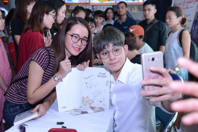 Hải 'gầy' Jun Phạm thích thú selfie cùng khán giả xem phim