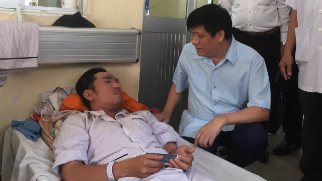 Thứ trưởng Bộ Y tế Nguyễn Thanh Long đã nói như vậy khi thăm hỏi anh L.M.C - Ảnh: THÙY DƯƠNG