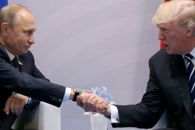 Tổng thống Mỹ Donald Trump (phải) bắt tay tổng thống Nga Vladimir Putin tại cuộc gặp song phương bên lề hội nghị G20 tại Đức - Ảnh: Reuters