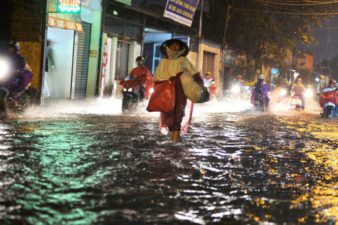 Đường Ung Văn Khiêm lênh láng nước sau cơn mưa kéo dài nhiều giờ.