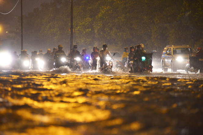 Đường Nguyễn Hữu Cảnh ngập hết làn xe máy tại khu vực chân cầu Sài Gòn.