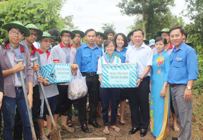 Anh Nguyễn Phi Long, Bí Thư BCH Trung ương Đoàn (áo trắng) tặng quà cho đại diện sinh viên tình nguyện - Ảnh: T.TÙNG