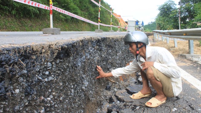 Nhiều đoạn sụt lún tại km 67 trên quốc lộ 217, đoạn qua xã Mường Mìn, huyện Quan Sơn (Thanh Hóa) đã thấp hơn so với mặt đường hiện tại từ 50-60cm - Ảnh: Hà Đồng