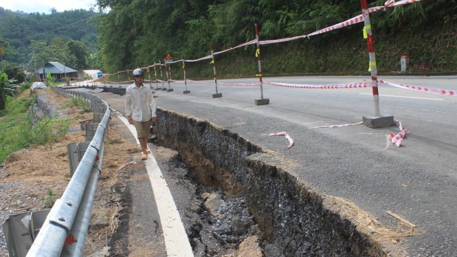 Vết nứt, sụt lún nghiêm trọng tại km 67 trên quốc lộ 217, đoạn qua xã Mường Mìn, huyện Quan Sơn (Thanh Hóa) - Ảnh Hà Đồng
