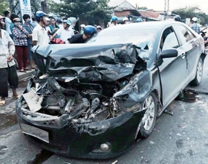 Chiếc xe nát đầu sau vụ đâm vào cổng chợ thị trấn Bến Sung, huyện Như Thanh chiều 19-7 - Ảnh do người dân cung cấp.