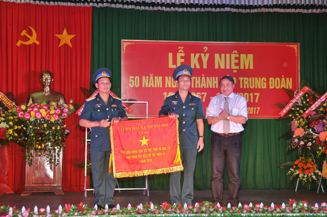 Lãnh đạo UBND tỉnh Bình Định tặng Cờ thi đua xuất sắc cho Trung đoàn 925 -
 Ảnh: VĂN LƯU