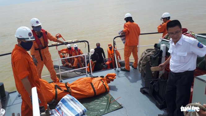 Lực lượng cứu hộ đưa thi thể nạn nhân được phát hiện lên tàu SAR 274 - Ảnh: DOÃN HÒA