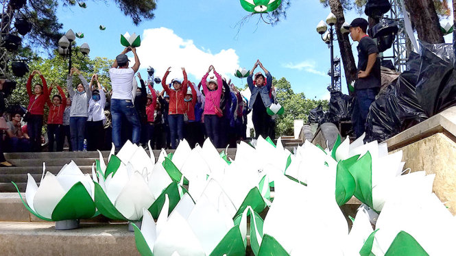 Nhóm sinh viên đang tất bật chuẩn bị cho tiết mục múa trong chương trình Câu chuyện hòa bình tại Nghĩa trang liệt sĩ Trường Sơn -  Ảnh: QUỐC NAM