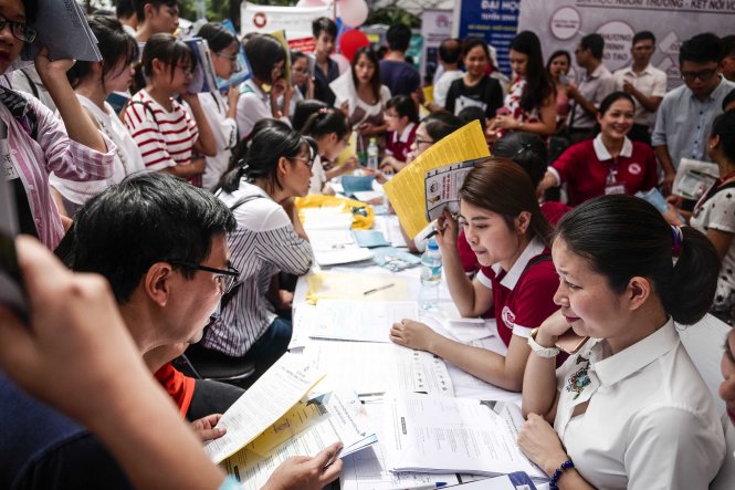 Học sinh và phụ huynh cùng nghe tư vấn về xét tuyển ĐH tại Ngày hội tư vấn xét tuyển được tổ chức tại Hà Nội tháng 7-2017- ảnh: Nguyễn Khánh