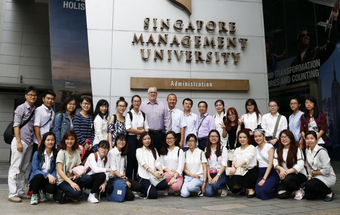 Sinh viên lớp chất lượng cao của trường đi kiến tập tại Singapore