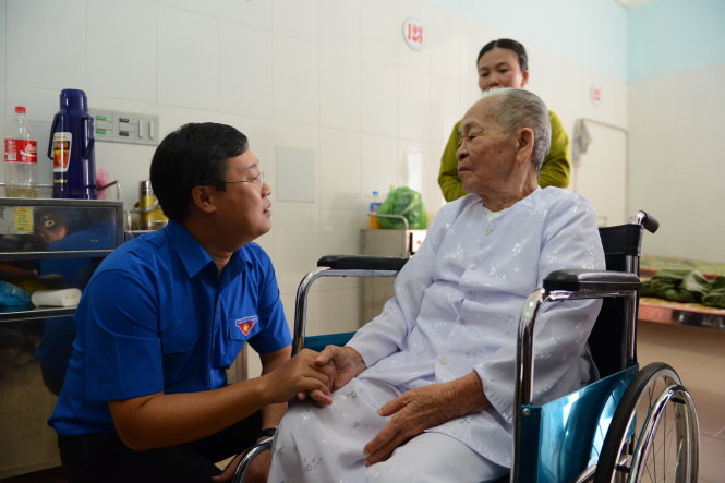 Anh Lê Quốc Phong - Bí thư thứ nhất TW Đoàn, Chủ tịch TW Hội SVVN thăm mẹ VNAH Phùng Thị Tình (84 tuổi) tại Bệnh viện đa khoa tỉnh Quảng Trị sáng 20-7 - Ảnh: Quang Định