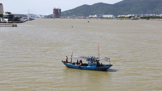 Các thuyền đánh cá cùng các lực lượng chức năng tham gia tìm kiếm người mất tích trên sông Hàn trong những ngày qua - Ảnh: TRƯỜNG TRUNG